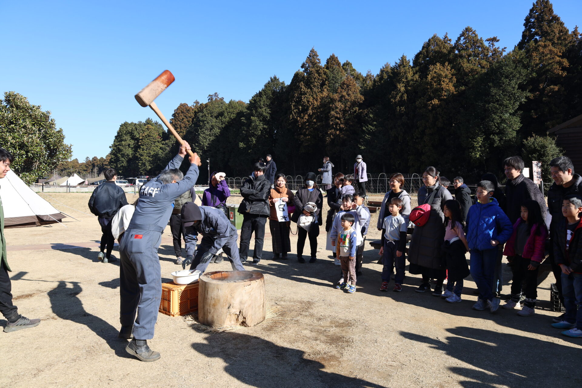 自然の中で迎える、THE FARMの年越しとお正月。——焚き火のそばで今年を見送り、農園の朝日に手を合わせる時間を。